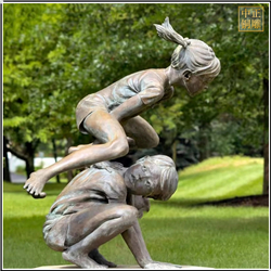 蹲下跳高人物銅雕塑